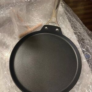 NWT Le Creuset Toughened Nonstick PRO Crepe Pan with wooden rateau